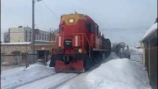 ТЭМ2УМ-766 с грузовым поездом пробирается через снег