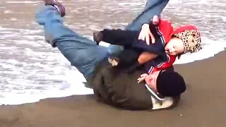 Videos para niños 💖👏 Papi que salvan a sus hijos a punto de caerse