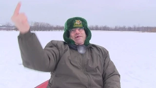 Un gars saoul ce vide le cœur contre l'hiver 2015 au Québec!