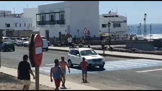 Jóvenes de Lanzarote se enfrentan a los inmigrantes de La Santa.