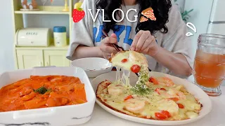 SUB) I made and ate honey shrimp pizza🍕 and enjoyed the home cafe by making strawberry parfait .🍓