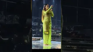 Zooming In On Rihanna's Performance 🙀