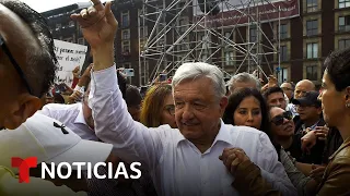 En medio del tumulto, AMLO marcha con miles de mexicanos | Noticias Telemundo