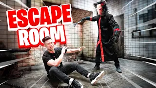 I Went Through An Entire Haunted Escape Room BY MYSELF!