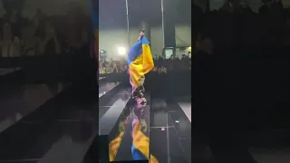 Billie holding up the Ukrainian flag at the Telekom Forum tonight in Bonn, Germany 💙💛