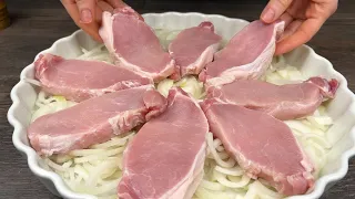 Legen Sie das Fleisch auf die Zwiebel und Sie haben in 10 Minuten ein köstliches Abendessen!