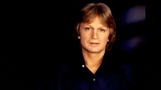 Claude François .Des bises pour toi Niggi. Mon amie nous t'embrassons très fort. Les fans.