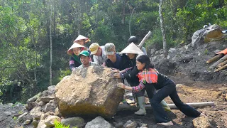Pushing giant rocks and building a wooden house as a residence for two sisters - Bếp Trên Bản