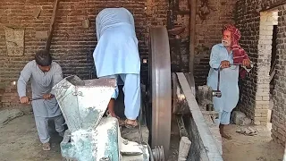 Amazing Starting Diesel Old Black Engine - Diesel Oil Engine - Oil Diesel Engine Work Chana Chakki