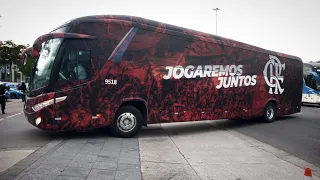 ônibus do Flamengo chegando no Maracanã