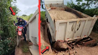 A PONTE QUEBROU COM A CAÇAMBA! A coisa foi feia, quase não conseguimos passar.