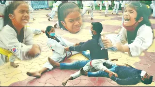 Taekwondo stretching is really painful, but he didn't give up even is crying so strong.