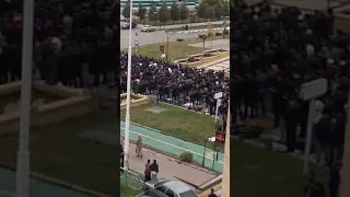 Ингуши делают намаз на асфальте городе Магас митинг Республика Ингушетия