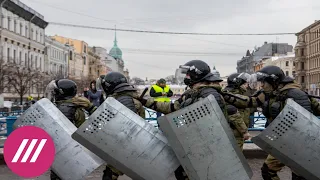«20 часов без еды, воды и сна»: как задержанные на акции в Петербурге сидят в полицейских участках