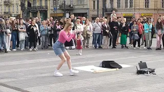 Львів 2022: вуличні музиканти біля оперного театру і фонтану на проспекті Свободи