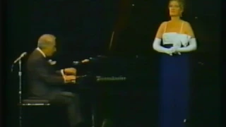 Pianista se asusta cuando la cantante de opera canta!!!!