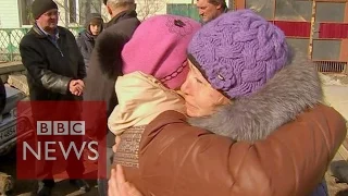 Ukraine crisis: Families divided by the frontline - BBC News