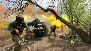 Ukrainian soldiers fire artillery at Russian units near Bakhmut