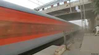 भयंकर क्रॉसिंग: Mumbai Rajdhani Destroys Faridabad at Full Speed !!!!