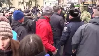 У Харкові під час акції під обласною прокуратурою сталася бійка між активістами