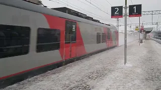 Электропоезд ЭС1П-036 Ласточка пролетает станцию Кубинка-1 🌨️🌨️🌨️