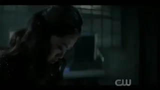 Batwoman 1x12 Alice knocks out her other "sister"