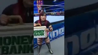 Iyo Sky intenta canjear su maletín de Money In The Bank contra Asuka - Suscríbete para más vídeos