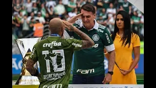Presidente Eleito Jair Bolsonaro entrega a taça do Brasileirão 2018 ao Decacampeão Palmeiras