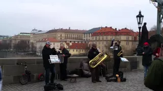 Чешский хор мальчиков-зайчиков на Карловом мосту