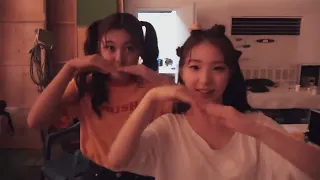 Choerry, Hyunjin, Vivi, and Yeojin do the water snake dance