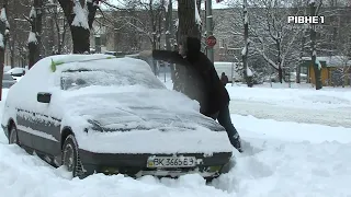 Сніговий колапс: у Рівному керманичі відкопують свої автівки