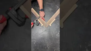 Need to clamp a 90 degree angle? | Woodworking  #woodwork #shorts #diy #carpenter #lifehack