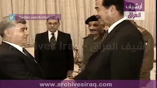 صدام حسين يستقبل محمد مصطفى ميرو رئيس وزراء سورية في قصر الجمهوري  بغداد ، العراق 11 أغسطس 2001.
