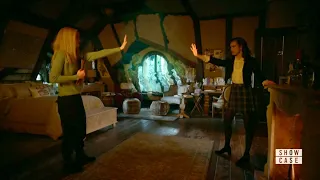 Legacies 1x15 Lizzie and Josie Fight