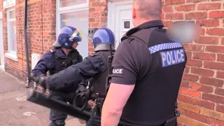 Shocking footage as officers swoop on suspected drug dealers !