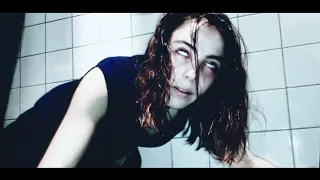 Grave (Raw) 2016 - Sister fighting