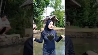 Panas gini emng enaknya basah-basahan ygy .. 🥰