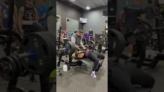 WHOLE GYM REACTS TO 500 LBS BENCH PRESS .