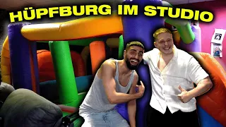 WIR BAUEN eine HÜPFBURG ins STUDIO | Jordan & Semih