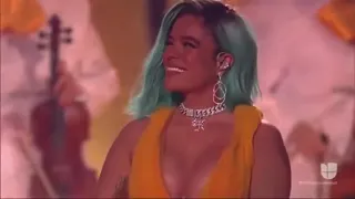 Karol g  arrasa en el escenario con 200 copas premios juventud 2021