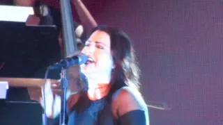 Evanescence performs Never Go Back