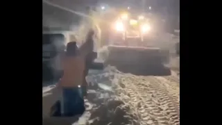В Южно-Сахалинске жители кланяются снегоуборочной технике после продолжительных рекордных снегопадов