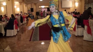 Узбекский танец. Узбекские танцы видео. Танец "Узбекский". Гүлзада би тобы.