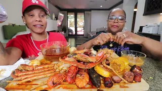 CRAB SEAFOOD BOIL DRENCHED IN SPICY SAUCE (GREEN LIP MUSSEL, CRAW FISH, GIANT CRAB LEGS)