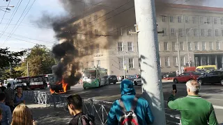 У КГТУ на площади Победы загорелся автомобиль