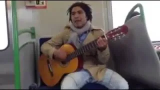 Joven canta temas de anime en el metro (chile)