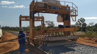 Ferrovia de Integração Oeste Leste (FIOL)  - Lançamento de dormentes com pórtico sobre trilhos.