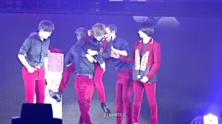 141122 Super Show in Beijing - Eunhyuk&Donghae Hugging