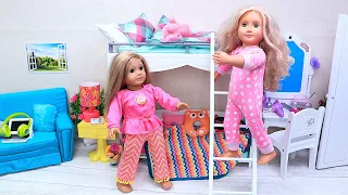 Sister Dolls Evening Routine in Bunk Bedroom with Pink Pyjamas! PLAY DOLLS