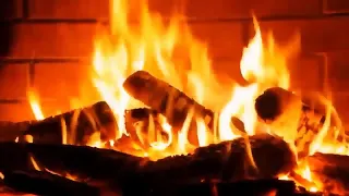Kış aylarında romantik bir akşam için şömine ateşinde rahatlatıcı müzik